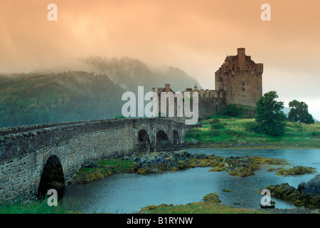 Eilean Donan Castle e Loch Duich, Highlands Occidentali, vicino all'Isola di Skye in Scozia, Europa Foto Stock