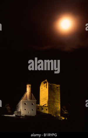 Il castello di Freundsberg sotto una luna piena, Schwaz, in Tirolo, Austria, Europa Foto Stock