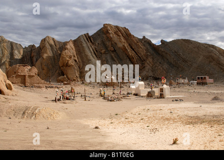 Cimitero di fronte a rocce, Quebrada de las Flechas, Molinos, Provincia di Salta, la Cordigliera delle Ande, Argentina, Sud America Foto Stock