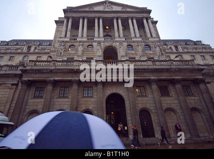 Bank of England, con ombrellone in primo piano sotto cieli di pioggia, in colore. B&W versione disponibile Foto Stock