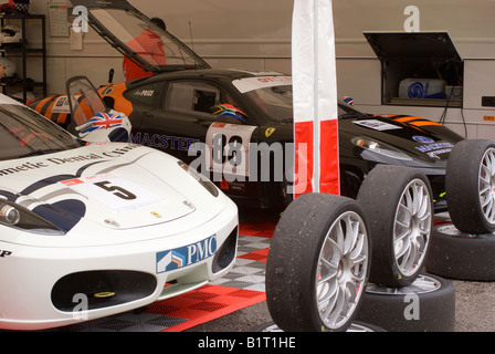 Ferrari 430 Challenge auto nel garage al paddock per la GT Cup ad Oulton Park Motor Racing circuito Cheshire England Regno Unito Foto Stock