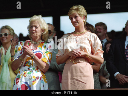 Diana Principessa del Galles al Wimbledon Tennis Championships con sua madre Frances Shand Kydd. 4 luglio 1993. Principessa Diana Wimbledon Royal Box Foto Stock