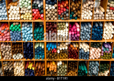 Ripiani di colorati di bobine di filo Foto Stock