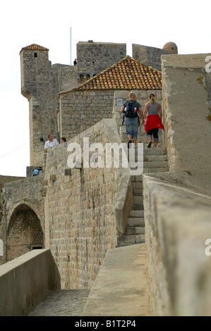 I turisti a piedi le mura della città, paese vecchio di Dubrovnik, Croazia Foto Stock