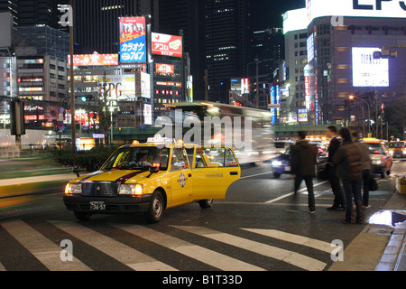 Il traffico sul Yasukuni-dori Shinjuku Tokyo Giappone Foto Stock