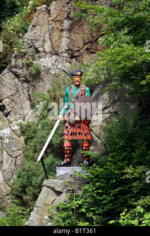 Statua di carattere scozzese Rob Roy McGregor oltre il Culter masterizzare a Peterculter, Aberdeenshire, Scotland, Regno Unito Foto Stock