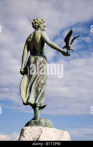 Opatija Istria Croazia Europa Può Maiden con la statua di gabbiano su roccia da "Zvonko Car" 1956 close up della schiena contro sky Foto Stock