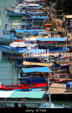 Rustico barche da pesca sul 'Jaruco' fiume su Havana, Cuba Foto Stock