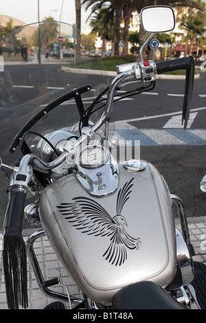 Decorate il serbatoio benzina su una moto parcheggiata in Las Americas Tenerife Isole Canarie Spagna Foto Stock