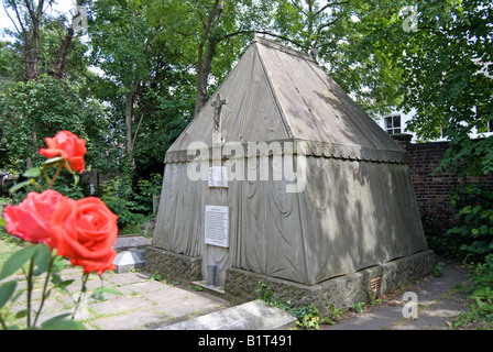 Tenda di pietra mausoleo di Sir Richard Burton nei giardini della chiesa di Santa Maria Maddalena, mortlake, Inghilterra Foto Stock