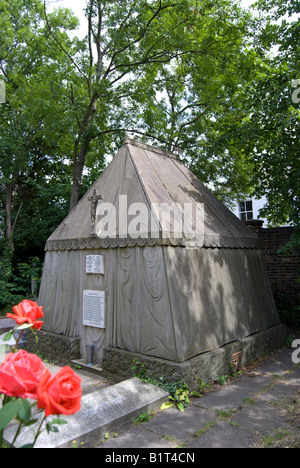 Tenda di pietra mausoleo di Sir Richard Burton nei giardini della chiesa di Santa Maria Maddalena, mortlake, Inghilterra Foto Stock