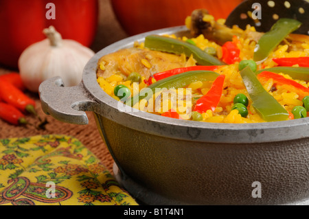 Dettaglio del tipico piatto cubano - salate di riso con pollo e peperoni Foto Stock