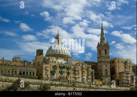 Chiesa del Carmine (dome) e St Paul's Anglican pro cattedrale (campanile) Valletta Malta come visto dal porto di Marsamxett Foto Stock