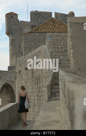 Vacanziere passeggiate sulle mura della città, paese vecchio di Dubrovnik, Croazia Foto Stock