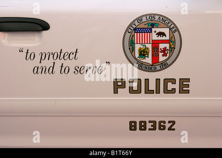 Los Angeles del Dipartimento di Polizia di tenuta su un cop LAPD auto Foto Stock