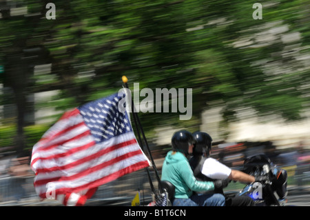 Un motociclo con la bandiera americana nel rally durante il Rolling Thunder 2008. Foto Stock