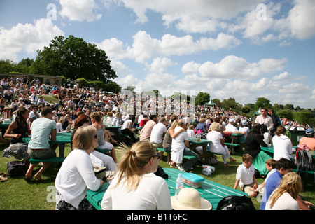 La folla di spettatori seduti su Henman Hill a Wimbledon Tennis Championships Foto Stock