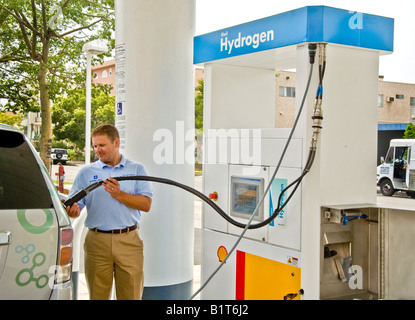 Driver a una pompa di idrogeno a Los Angeles la stazione di gas si prepara a riempire il serbatoio di carburante di un futuristico zero emission Chevrolet Foto Stock