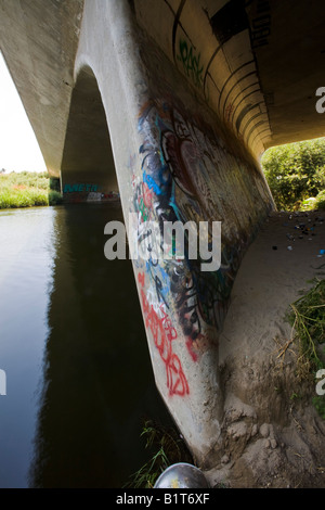 Graffiti, Burbank Boulevard ponte sopra il fiume di Los Angeles in Los Angeles County Foto Stock