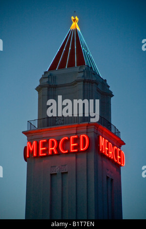 Aperto nel 1931 la Merced Theatre di Merced California con i suoi illuminati al neon tappe Torre del teatro dal vivo plus motion pictures Foto Stock