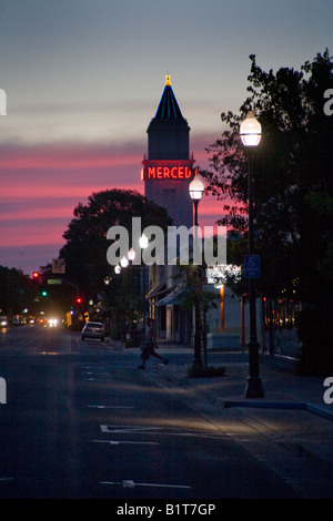 Aperto nel 1931 la Merced Theatre di Merced California con i suoi illuminati al neon tappe Torre del teatro dal vivo plus motion pictures Foto Stock