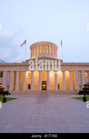 COLUMBUS, Ohio - Una vista della Ohio Statehouse (Ohio State Capitol Building) a Columbus, Ohio, al tramonto. Questa è la facciata ovest, come visto dalla piazza del Campidoglio. La Ohio Statehouse è la sede del governo della Ohio State Legislature. Con revival greco architettura, l'edificio fu construced dal 1839 al 1861 e rimane uno dei più antichi statehouses lavoro. Esso dispone di un insolito torretta conica piuttosto che una cupola come molti altri hanno statehouses. Foto Stock