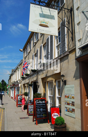 Crown & Cushion Hotel, High Street, Chipping Norton, Oxfordshire, England, Regno Unito Foto Stock