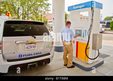 Autista immette informazioni in un pompa di idrogeno a Los Angeles stazione di benzina per riempire il serbatoio di carburante di un'emissione zero Chevrolet Foto Stock