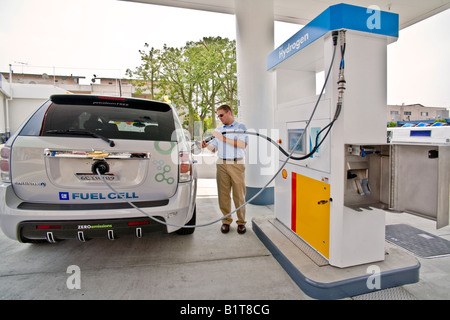 Driver a una pompa di idrogeno a Los Angeles la stazione di gas si prepara a riempire il serbatoio di carburante di un futuristico zero emission Chevrolet Foto Stock