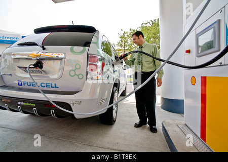 Driver a una pompa di idrogeno a Los Angeles la stazione di gas si prepara a riempire il serbatoio di carburante di un futuristico zero emission Chevrolet Foto Stock