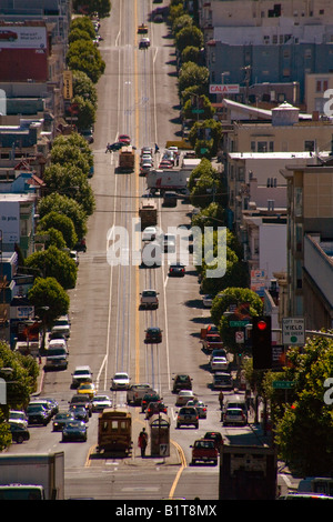 Funivie di condividere il ripido pendio verso est di San Francisco s California Street con traffico normale Foto Stock