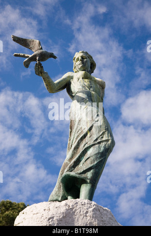 Opatija Istria Croazia Europa Maiden con la statua di gabbiano sulla roccia vicino fino di fronte contro il cielo blu Foto Stock