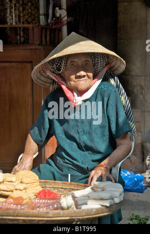 Anziani mercato femmina titolare di stallo Cai Rang Delta del Mekong Vietnam Foto Stock