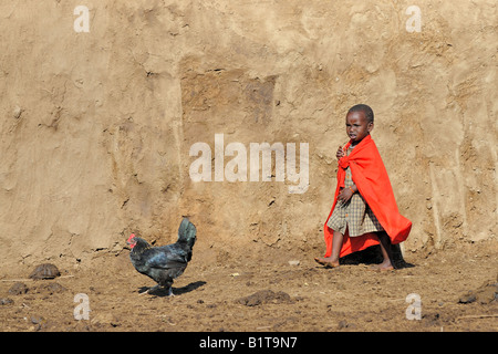 Masai boy sulla strada per una cerimonia di matrimonio nel suo villaggio Foto Stock