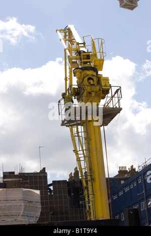 Pompa per calcestruzzo Schwing utilizzata durante i lavori di costruzione di Cannon Street Londra, Regno Unito, con l'uomo sulla torre Foto Stock