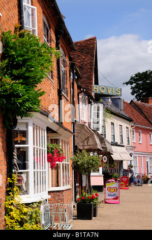 Negozi in piazza del mercato Lavenham Inghilterra Suffolk REGNO UNITO Foto Stock