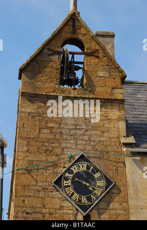 Xvi secolo torre il coprifuoco, High Street, Moreton-in-Marsh, Gloucestershire, England, Regno Unito Foto Stock