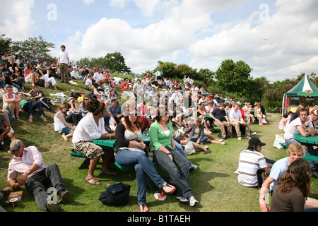 Wimbledon 2008 folla di gente seduta in Henman Hill guardando una partita di tennis su un grande schermo e godendo il sole Foto Stock