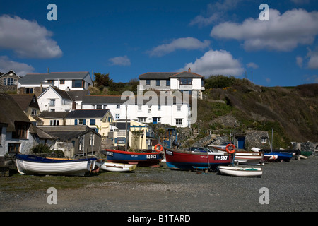 Barche di pescatori sulla spiaggia di porthallow lizard cornwall Foto Stock