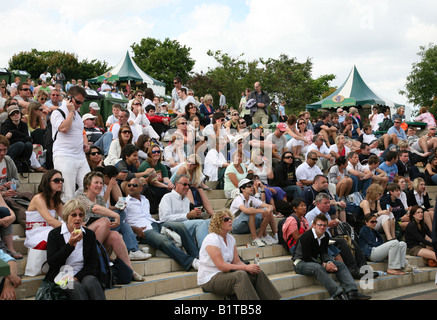 Wimbledon 2008 un sacco di gente seduta in Henman Hill guardando una partita di tennis sul Centre Court su un grande schermo Foto Stock