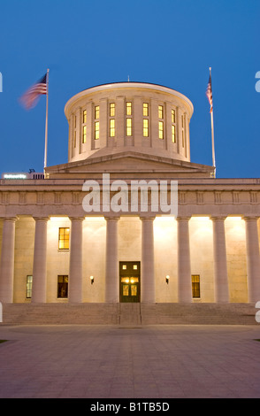 COLUMBUS, Ohio - Una vista della Ohio Statehouse (Ohio State Capitol Building) a Columbus, Ohio, al tramonto. Questa è la facciata ovest, come visto dalla piazza del Campidoglio. La Ohio Statehouse è la sede del governo della Ohio State Legislature. Con revival greco architettura, l'edificio fu construced dal 1839 al 1861 e rimane uno dei più antichi statehouses lavoro. Esso dispone di un insolito torretta conica piuttosto che una cupola come molti altri hanno statehouses. Foto Stock