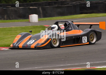 Una V de V REGNO UNITO Sport Race Car in angolo Brittens ad Oulton Park Motor Racing circuito Cheshire England Regno Unito Foto Stock