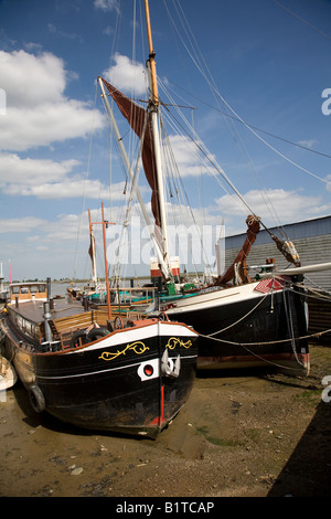 Thames chiatte a vela in attesa di essere rimontato Foto Stock