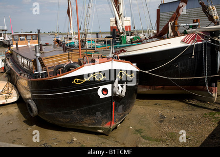 Thames chiatte a vela ormeggiata presso heybridge basin, in attesa di essere ripristinata e riattaccato Foto Stock