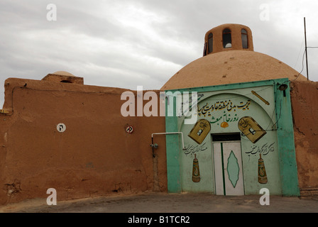 Alte mura e residenziale e i punti di accesso per i residenti nel vecchio settore di Yazd; con insolito dipinto di giorno moderno immagini. Foto Stock