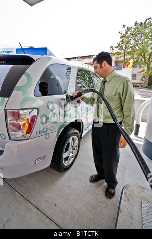 Driver a una pompa di idrogeno a Los Angeles la stazione di gas si prepara a riempire il serbatoio di carburante di un futuristico zero emission Chevrolet Foto Stock