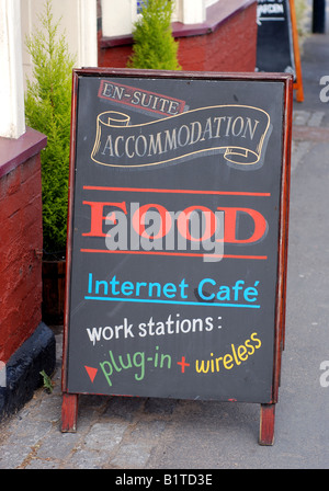 Segno con Internet Cafe a pub, REGNO UNITO Foto Stock
