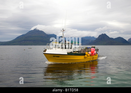 Barca per la pesca di gamberi, langoustine o gamberi scozzesi della baia di Dublino, Loch Scavaig, montagne Elgol e Cuillin, Isola di Skye, Scozia, Regno Unito Foto Stock