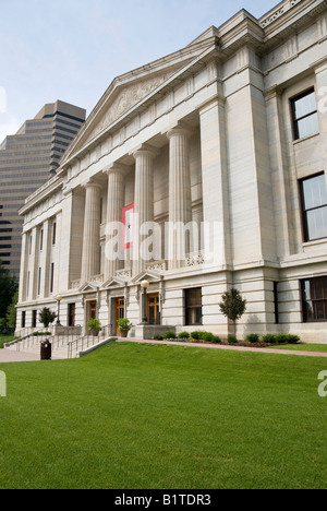 COLUMBUS, Ohio - l'architettura in stile revival greca dell'Ohio Statehouse si trova in primo piano nel centro di Columbus. La sua iconica facciata in pietra calcarea e la caratteristica cupola in rame riflettono gli ideali democratici americani del XIX secolo, che fungono sia da sede del governo statale che da simbolo della ricca eredità politica dell'Ohio. Foto Stock