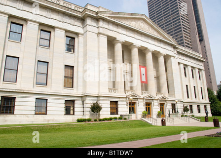 COLUMBUS, Ohio - l'architettura in stile revival greca dell'Ohio Statehouse si trova in primo piano nel centro di Columbus. La sua iconica facciata in pietra calcarea e la caratteristica cupola in rame riflettono gli ideali democratici americani del XIX secolo, che fungono sia da sede del governo statale che da simbolo della ricca eredità politica dell'Ohio. Foto Stock